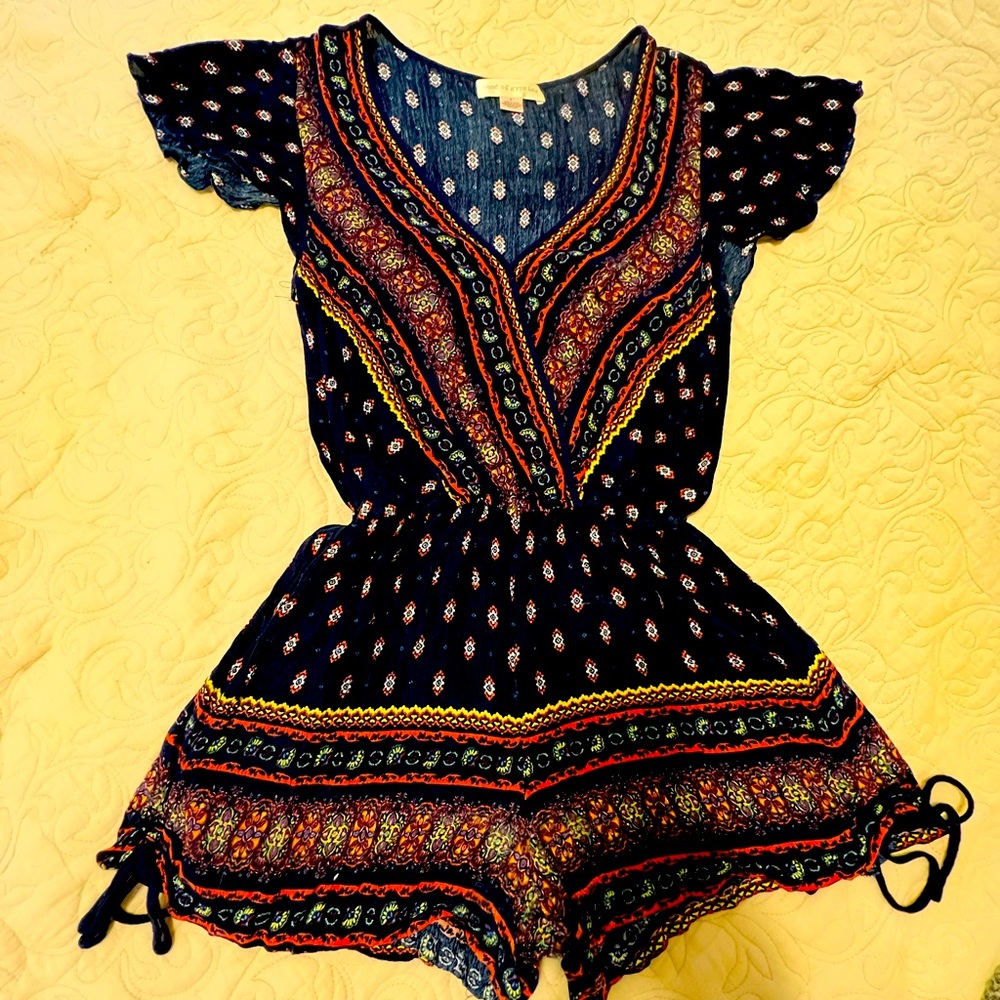 Breezy romper with pockets and snap closure, size small